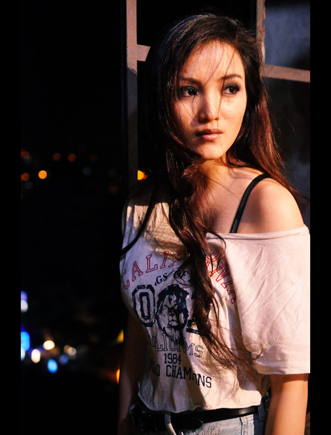Lần đầu tiên chạm ngõ điện ảnh, người đẹp Huỳnh Bích Phương đã không ngần ngại rũ bỏ hình ảnh ngọc nữ để vào vai một cô gái giang hồ.